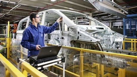 La producción de coches sigue a la baja pese a subir en marzo