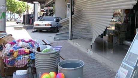 Araç iş yerine daldı: 2 yaralı