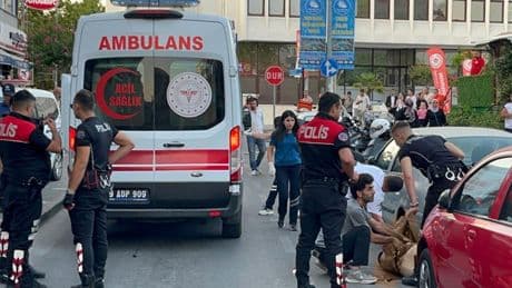 Sokak ortasında husumetlisini bıçakladı: Yaralanan kişi kanlar içinde yere yığıldı