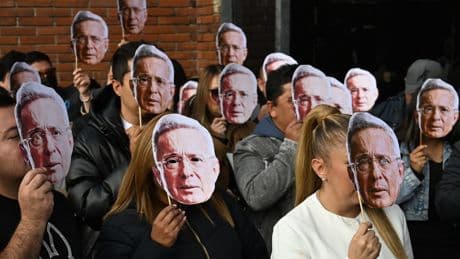 Kolumbien | Zwölf Jahre Ausgangssperre für Kolumbiens Ex-Präsident Álvaro Uribe