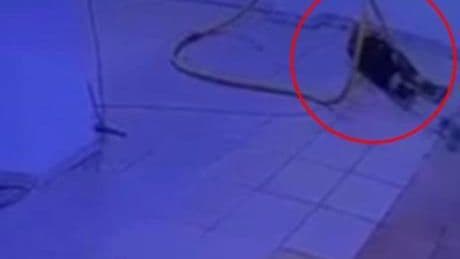 Kahreden görüntü! Akıma kapılan kapıcının feci ölümü sitenin güvenlik kamerasında