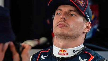 Max Verstappen door het stof na incident met George Russell: ’Dit had niet mogen gebeuren’