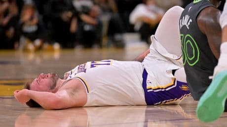 Arrancan los Playoffs de la NBA con derrota de los Lakers