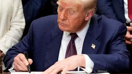Trump signe le décret augmentant les droits de douane pour des dizaines de pays