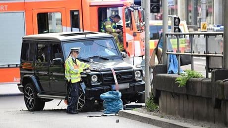 Baden-Württemberg: Auto fährt in Stuttgart in Menge - eine Tote