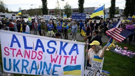 LIVE | Pro-Oekraïens protest in Anchorage waar Trump en Poetin elkaar zullen ontmoeten