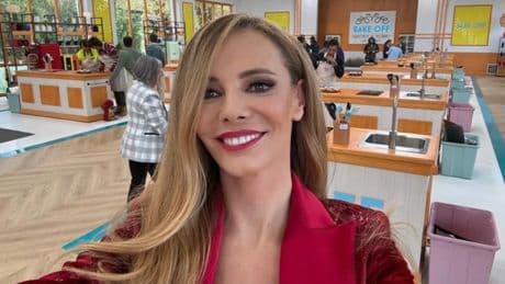El bikini verde botella de Paula Vázquez es el que más favorece la silueta a mujeres mayores de 50 años