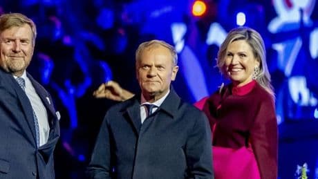 Stralend koningspaar sluit Bevrijdingsdag af op Amstel