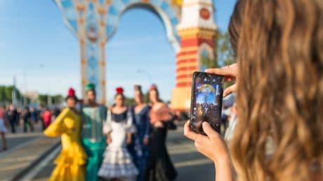 La Feria de Abril ha servido durante años para que la gente grabe a personas borrachas. Hay un problema: las multas