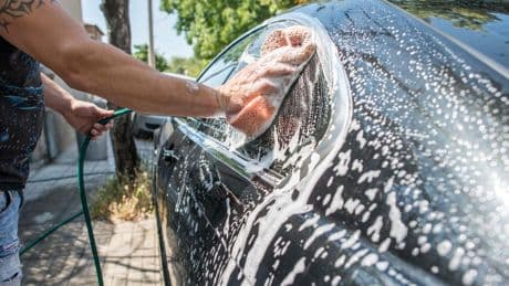 Innen und außen: Sauber und gepflegt: So waschen Sie Ihr Auto richtig