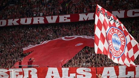 Bei Eröffnungsspiel - Traditions-Ansage von Bayern-Fans