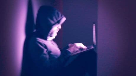 Brussel pakt pornowebsites aan, leeftijdscontroles niet ’effectief’ genoeg: moeten gebruikers zich straks legitimeren?