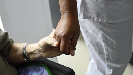 Draps souillés, couches pleines… À Cannes, des salariés de la clinique privée IPOCA en grève contre les conditions de travail et la « maltraitance »