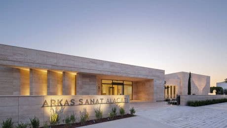 Arkas Sanat Alaçatı'da sorgulatan sergi: ‘Sahnelenmiş’ yüzleşme...