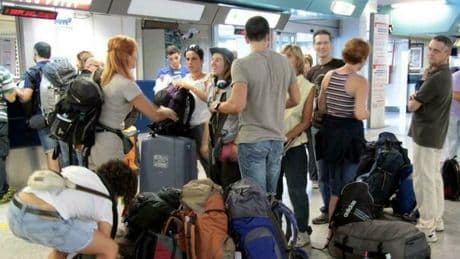 Bagaglio a mano in aereo, quali sono le regole? Le indagini di Altroconsumo: «Direttive confuse e costi extra per chi vola»