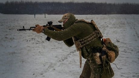 Russia, soldati e ufficiali si autolesionano per ottenere un risarcimento (da 37.000 dollari): così fuggono dalla guerra