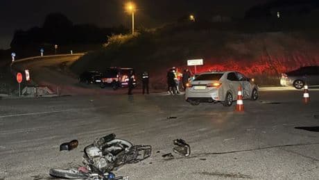 Otomobil ile motosiklet çarpıştı: 1 ölü, 2 yaralı