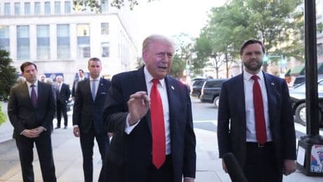 "L'Hitler dei nostri tempi". I pro-Pal attaccano Trump durante la cena a Washington