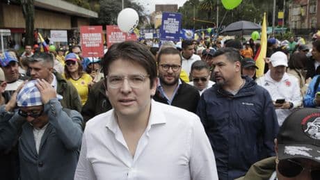 El aspirante presidencial colombiano de la derecha Miguel Uribe Turbay, herido de bala tras ser tiroteado en un acto en Bogotá