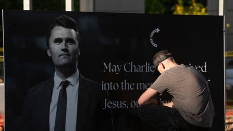 Meurtre de Charlie Kirk : l’arme du crime retrouvée, de «bonnes images vidéo» du suspect en possession du FBI