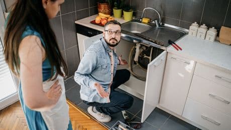 Abfluss-Trick: Dieser Küchenklassiker befreit verstopfte Rohre