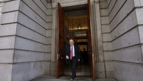 Elevada al Constitucional otro alza fiscal de Montoro: el 'impuesto a las pérdidas'