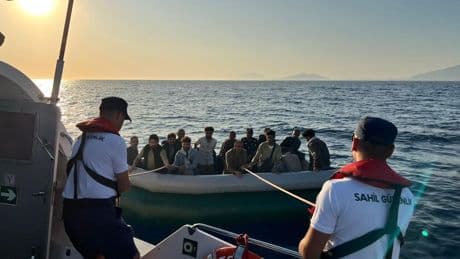 Muğla açıklarında sürüklenen bottaki 14 mülteci kurtarıldı