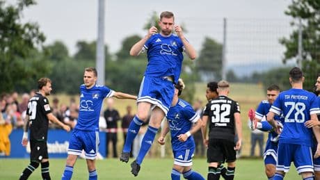 96-Boss Mann redet von… - Überraschung bei Mertesacker-Comeback