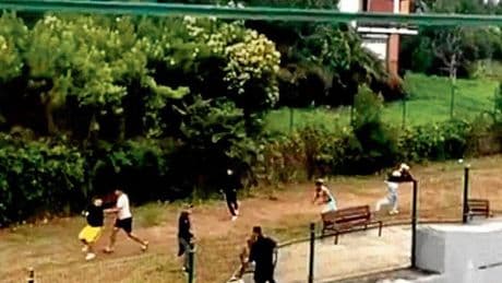 El robo de un móvil pudo originar la pelea multitudinaria con armas en Getxo