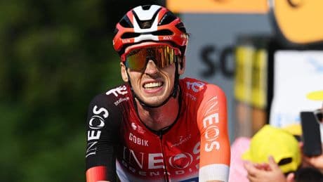 LIVE Tour de France: Thymen Arensman gaat op een na laatste klim solo