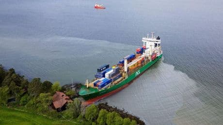 Vrachtschip strandt op enkele meters van huis in Noorwegen: ’Nooit gedacht dat dit zou gebeuren’