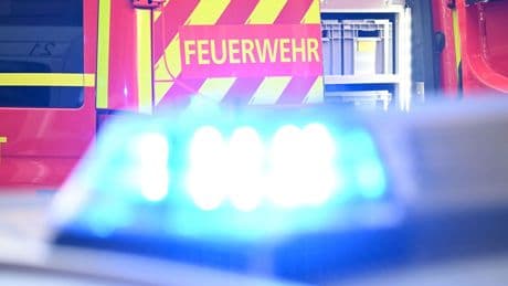 Feuerwehr: Feuer in Mehrfamilienhaus: achtjähriges Kind verletzt
