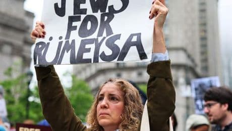 Une étudiante turque, arrêtée pour un article propalestinien, libérée sur ordre d’un juge fédéral américain