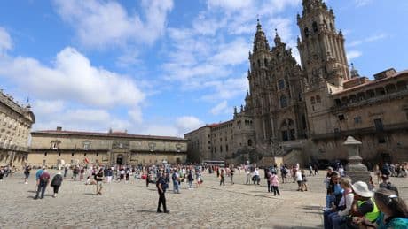 Tras años de turistificación, Santiago se ha encontrado con un problema: es más fácil comprar un souvenir que el pan
