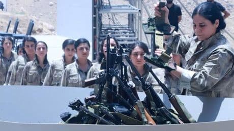 Turquie : des combattants du PKK brûlent leurs armes dans un geste symbolique fort pour marquer le processus de paix