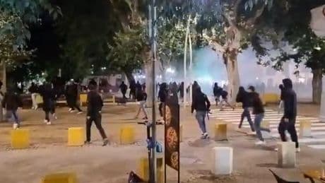 Bengalas, botellazos y gran altercado en Sevilla con unos 50 encapuchados ultras de la Fiorentina