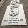 Die Bezirksbürgermeisterin wirkt ratlos: Ist am Zehn-Millionen-Minus im Berliner Südwesten vor allem das Land schuld?