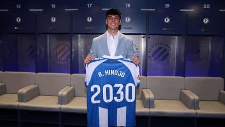Hinojo pasa de ‘pupas’ a comodín y renueva con el Espanyol hasta 2030