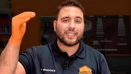 Soy mecánico y así puedes abrir tu coche si te quedas sin batería: "Debajo de la maneta del conductor hay un hueco..."