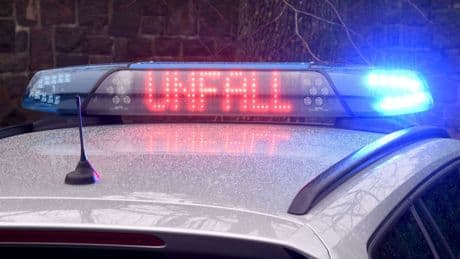Unfälle: Auto kracht gegen Trecker - Mann stirbt am Unfallort