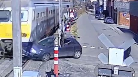 Bahnübergang in Belgien - Zug kracht mit voller Wucht in Auto
