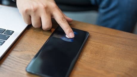 Fingerabdruck gegen den Willen? BGH erlaubt Polizei Zwangsent­sperrung von Smartphones