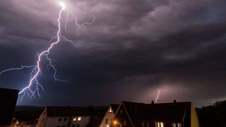 Unwetter in Deutschland: Blitzeinschlag in Kapellenturm verursacht Brand