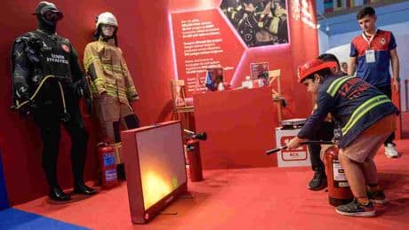 İEF ziyaretçileri sanal gerçeklik simülasyonu ile yangın söndürüyor