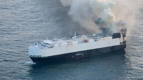 Nuevo incendio en alta mar de un buque carguero que transportaba coches eléctricos: 3.000 vehículos arden en el Pacífico