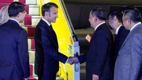 Énergie, anciens combattants... Emmanuel Macron est arrivé au Vietnam pour entamer sa tournée en Asie du Sud-Est