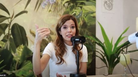 Ana Molina, dermatóloga: “El levantarnos con los ojos hinchados es porque no parpadeamos cuando dormimos, no por estar tumbados”