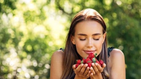 Masken, Peelings und Cremes - Das bringt die Hautpflege mit Erdbeeren