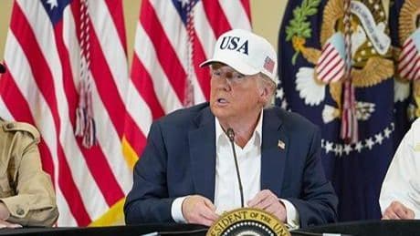 Trump sel felaketi yaşayan Texas'ı ziyaret etti