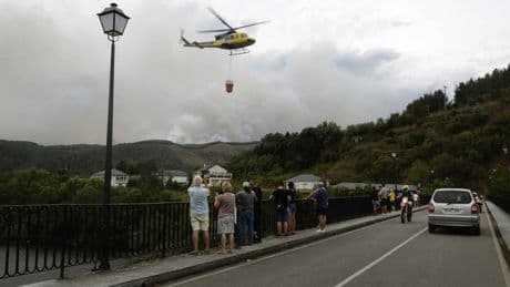Evacuan a 56 ancianos de la residencia de A Mezquita (Ourense) por precaución ante el incendio